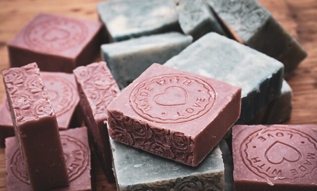 Czy kosmetyk myjący musi się pienić?